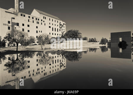 USA, Oklahoma, Oklahoma City, Oklahoma City National Memorial für die Opfer der Alfred P. Murrah Federal Building Bombardierung am 19. April 1995, Museumsgebäude und Eingang Ost Stockfoto