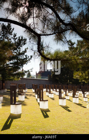 USA, Oklahoma, Oklahoma City, Oklahoma City National Memorial für die Opfer des Alfred P. Murrah Federal Building Bombardierung am 19. April 1995, bronze Stuhl Gedenkstätten für jedes der Opfer Stockfoto