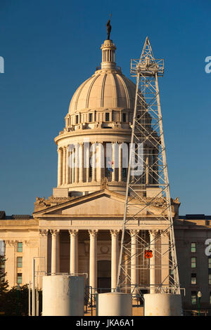 USA, Oklahoma, Oklahoma City, Oklahoma State Capitol Building mit Petunia-1, nur Landeshauptstadt in USA mit arbeiten Ölquelle Stockfoto