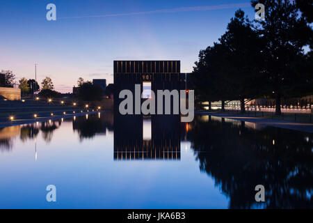 USA, Oklahoma, Oklahoma City, Oklahoma City National Memorial für die Opfer des Alfred P. Murrah Federal Building Bombardierung am 19. April 1995, Eingang Ost, Sonnenaufgang Stockfoto