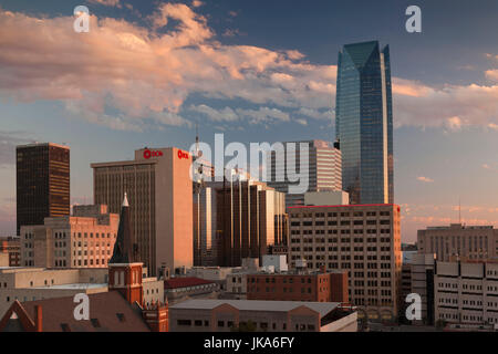 USA, Oklahoma, Oklahoma City, erhöhten Stadtsilhouette mit Devon Tower, Dämmerung Stockfoto