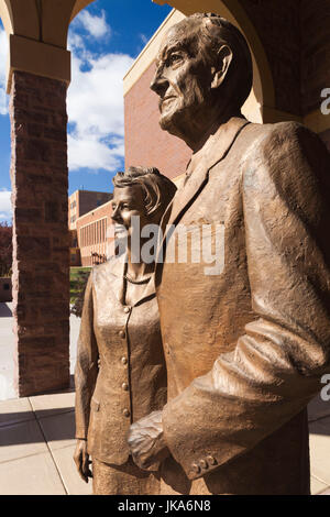 USA, South Dakota, Mitchell, The McGovern-Erbe-Museum, Dakota Wesleyan University, Museum Dedicatd, Senator George McGovern, uns Präsidentschaftskandidat der während der Zeit des Vietnamkriegs, Statue von Senator George Mcgovern und Frau Eleanor Stockfoto