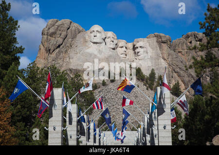 USA, South Dakota, Black Hills National Forest, Keystone, Mount Rushmore National Memorial und der Avenue of Flags Stockfoto