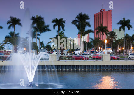 USA, Florida, Golf-Küste, Fort Myers, Innenstadt, River District, erbaut 2012, Brunnen, Sonnenuntergang Stockfoto