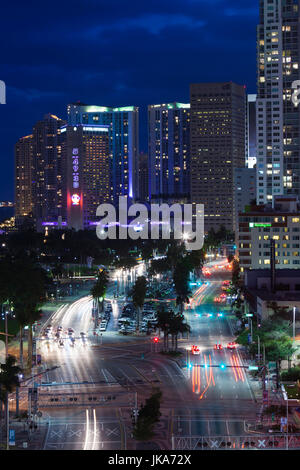 USA, Florida, Miami, erhöhte Stadtansicht über Biscayne Boulevard, Dämmerung Stockfoto