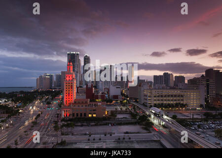 USA, Florida, Miami, erhöhte Stadtansicht mit Freedom Tower, Dämmerung Stockfoto