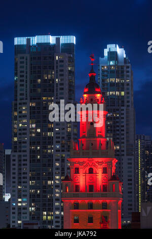 USA, Florida, Miami, erhöhte Stadtansicht mit Freedom Tower, Dämmerung Stockfoto