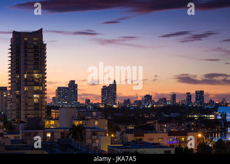 USA, Florida, Miami Beach, erhöhten Blick auf die Skyline von Miami, Dämmerung Stockfoto