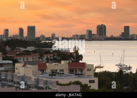 USA, Florida, Miami Beach, erhöhten Blick auf die Skyline von Miami, Dämmerung Stockfoto