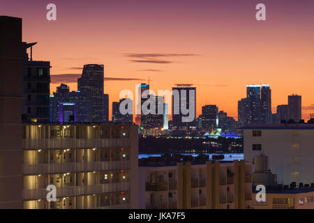 USA, Florida, Miami Beach, erhöhten Blick auf die Skyline von Miami, Dämmerung Stockfoto