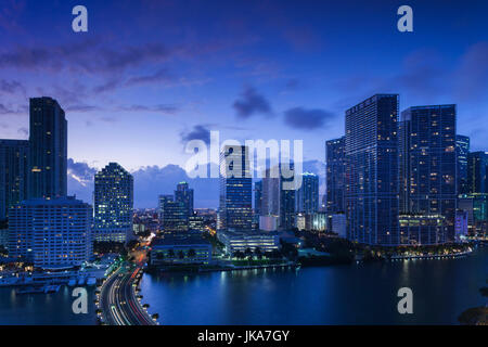 USA, Florida, Miami, erhöhten Stadtsilhouette von Brickell Key, Abend Stockfoto