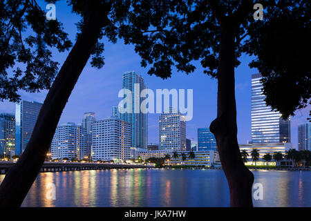 USA, Florida, Miami, Skyline der Stadt vom Brickell Key, Morgendämmerung Stockfoto