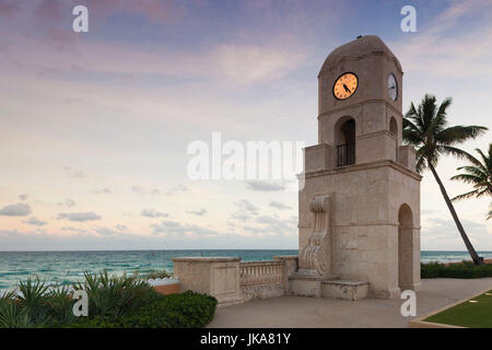 USA, Florida, Palm Beach, Worth Avenue Clocktower, Dämmerung Stockfoto