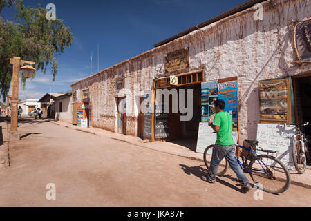 Chile, Atacama-Wüste, San Pedro de Atacama, mit Stadtblick Stockfoto