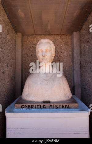 Chile, Elqui-Tal, Vikunja, Museo Gabriela Mistral, Büste von Nobelpreis ausgezeichneten Dichterin Gabriela Mistral Stockfoto