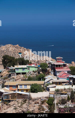 Chile, Coquimbo, erhöhte Stadtansicht von Cruz del III Milenio Kreuz, Dämmerung Stockfoto