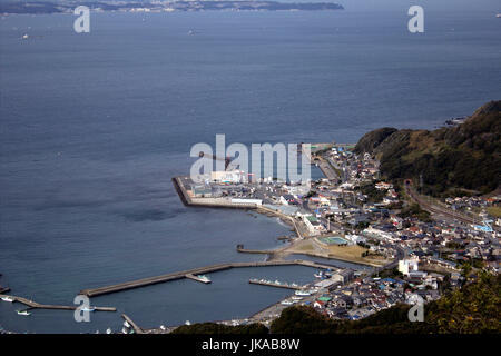 Blick hinunter in Richtung Futsu Ferry terminal und Fischerei Hafen vom Gipfel des Mt. Nokogiri. Stockfoto