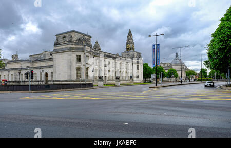 Cardiff, Wales - 20. Mai 2017: Justizpalast in zentralen Schuss Cardiff, horizontale mit Straßenraum im Vordergrund. Stockfoto