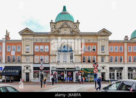 Tunbridge Wells, Kent, UK - 27. Juni 2017: Opernhaus Straßenszene, im Sommer getroffen. Stockfoto