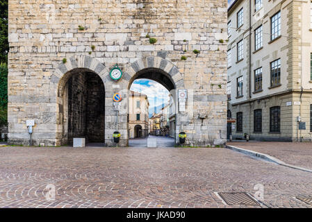 Como Stadt, Altstadt, Comer See, Nord-Italien. Mittelalterliche Turm (12. Jh.), genannt Porta Torre und der malerischen über Cantù Stockfoto