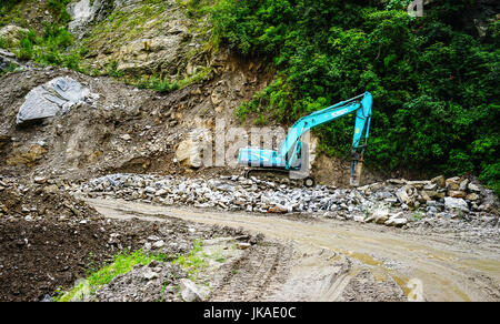 Thimphu, Bhutan - 30. August 2015. Ein Bagger arbeiten an gefährlichen Bergstraße in Bhutan. Bhutan im Himalaya gelegen, grenzt an China in der Stockfoto