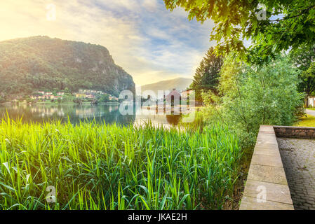 Lago di Lugano, Italien. Malerische Morgen am Luganer See in der Nähe der Meerenge von Lavena Ponte Tresa. Auf der rechten Seite, die Italien auf der linken Seite der Schweiz Stockfoto