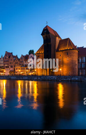 Blick vom Fluss in die Altstadt in Danzig bei Nacht Stockfoto