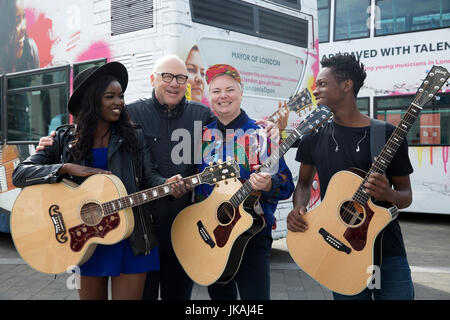 London, UK, 21. Juli 2017, Dire Straits Frontmann Mark Knopfler präsentiert zwei legendären Londoner Busse um Start Gigs, in Zusammenarbeit mit Gibson zu feiern, Stockfoto