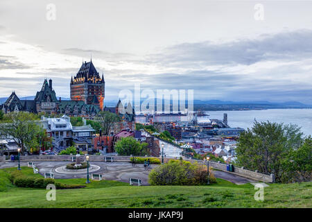 Quebec Stadt, Kanada - 30. Mai 2017: Stadtbild oder Skyline des Chateau Frontenac, Parks und alten Straßen der Stadt während des Sonnenuntergangs mit beleuchtete Burg Stockfoto