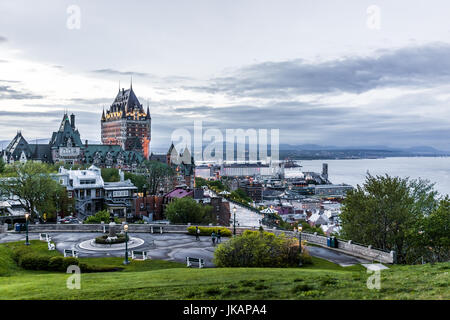 Quebec Stadt, Kanada - 30. Mai 2017: Stadtbild oder Skyline des Chateau Frontenac, Parks und alten Straßen der Stadt während des Sonnenuntergangs mit beleuchtete Burg Stockfoto