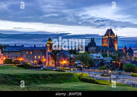 Quebec Stadt, Kanada - 30. Mai 2017: Stadtbild oder Skyline des Chateau Frontenac, Parks und alten Straßen der Stadt während des Sonnenuntergangs mit beleuchtete Burg und Sai Stockfoto