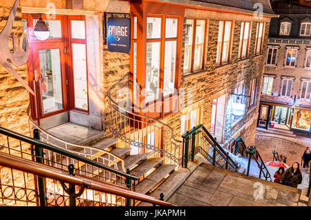 Quebec Stadt, Kanada - 30. Mai 2017: Menschen zu Fuß auf berühmten Treppen oder Stufen auf untere alte Stadt Straße Rue du Petit Champlain von restaurants Stockfoto