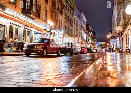 Quebec Stadt, Kanada - 30. Mai 2017: Alte Stadt gepflasterte Straße mit Läden und Geschäfte in der Nacht bei Regen Stockfoto