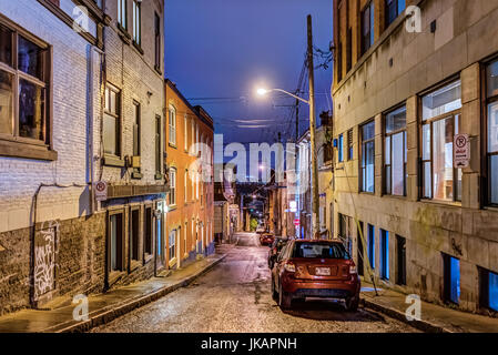 Quebec Stadt, Kanada - 30. Mai 2017: Dunkle Gasse in der Nacht in der Innenstadt während der blauen Stunde mit Lampen und starkem Regen Tropfen fallen Stockfoto