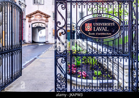 Quebec Stadt, Kanada - 31. Mai 2017: Ansicht des Seminars mit Bürgersteig und Eingang während des Sonnenuntergangs Stockfoto