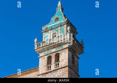 Schöne Aussicht. Turm des Klosters in Valldemossa. In der Nähe der Sierra de Tramuntana. Stockfoto