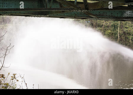 Feuerwehr gesprüht Löschwasser aus Feuerwehrschläuchen während einer Übung. Stockfoto