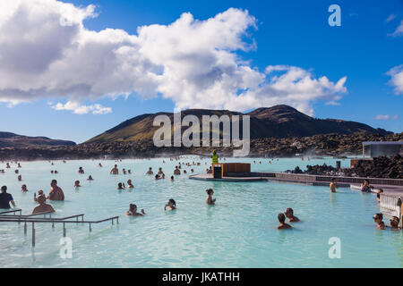 Menschen genießen die Wärme und Entspannung des Blue Lagoon geothermische Pools in Island Stockfoto