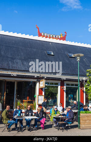 Menschen, die genießen ein Bier an einem Sommertag in alten Reykjavik Stockfoto