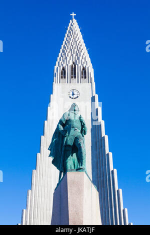 Bronze-Statue von Leifur Eiriksson der Hallgrimskirkja Kirche in Reykjavik Stockfoto