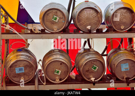 Reihe von Stahl Bierfässer im Festival-Zelt Stockfoto