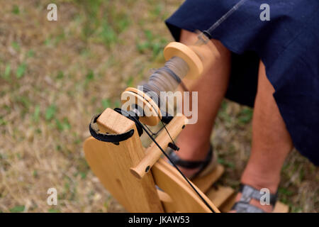Nahaufnahme der Thread geht Spinnrad Spule mit Motion blur Stockfoto