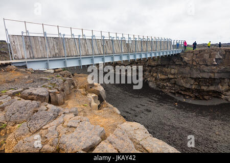 Brücke zwischen den Kontinenten auf dem Mittelatlantischen Rücken auf der Oberfläche von Island Stockfoto