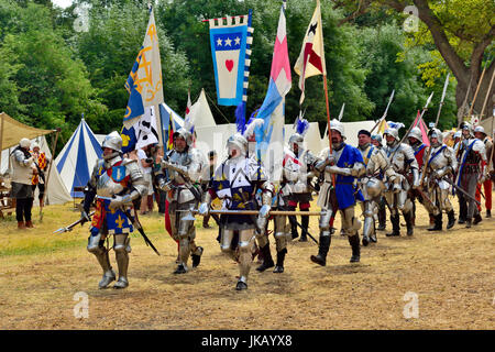 Re-enactment Ritter in Rüstungen marschieren, Tewkesbury Mittelalterfest, 2017 Stockfoto