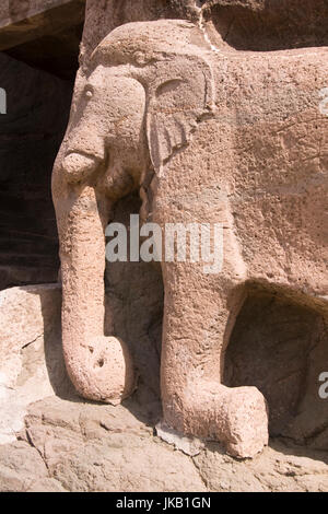 Elefantenstatuen in der Klippe markiert den Eingang zum alten buddhistischen Höhlentempel in Ajanta nahe Aurangabad, Indien. 2. Jahrhundert v. Chr. bis 6. Jahrhundert Stockfoto