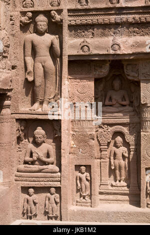 Religiöse Figuren geschnitzt aus dem Fels an der Fassade eines alten buddhistischen Höhlen Tempel Ajanta Höhlen nahe Aurangabad, Indien. 5. / 6. Jahrhundert n. Chr. Stockfoto