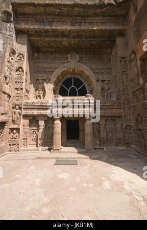 Fassade des alten buddhistischen Rock Tempel (Höhle 19) Ajanta Höhlen nahe Aurangabad, Indien. 5. / 6. Jahrhundert n. Chr.. Stockfoto