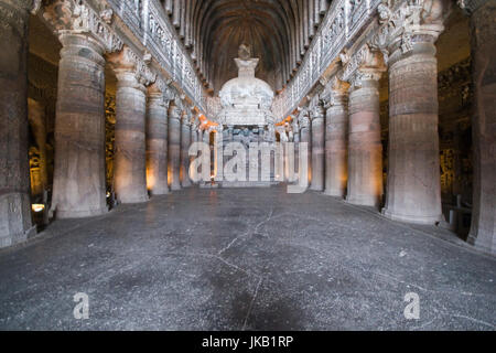 Steinsäulen, die Auskleidung der Innenseite der alten Felsen geschnitzt buddhistische Tempel (Barri Chaitya-Griha Höhle), Ajanta Höhlen nahe Aurangabad, Indien. Stockfoto