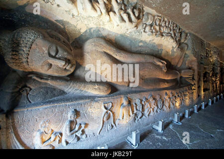 Statue des liegenden Buddha geschnitzt an der Wand der alten buddhistischer Felsentempel (Barri Chaitya-Griha Höhle Tempel) in Ajanta Höhlen, Indien. Stockfoto