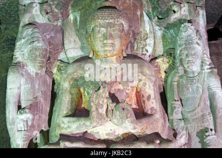 Statue von Buddha in einem der vielen alten Felsen geschnitzt buddhistischen Höhlentempel in Ajanta Höhlen nahe Aurangabad, Indien. 5. / 6. Jahrhundert n. Chr.. Stockfoto